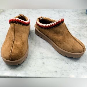 Beach by Matisse Brown Suede Slip-On Shoes with Red, Brown and White Trim. Sz 7